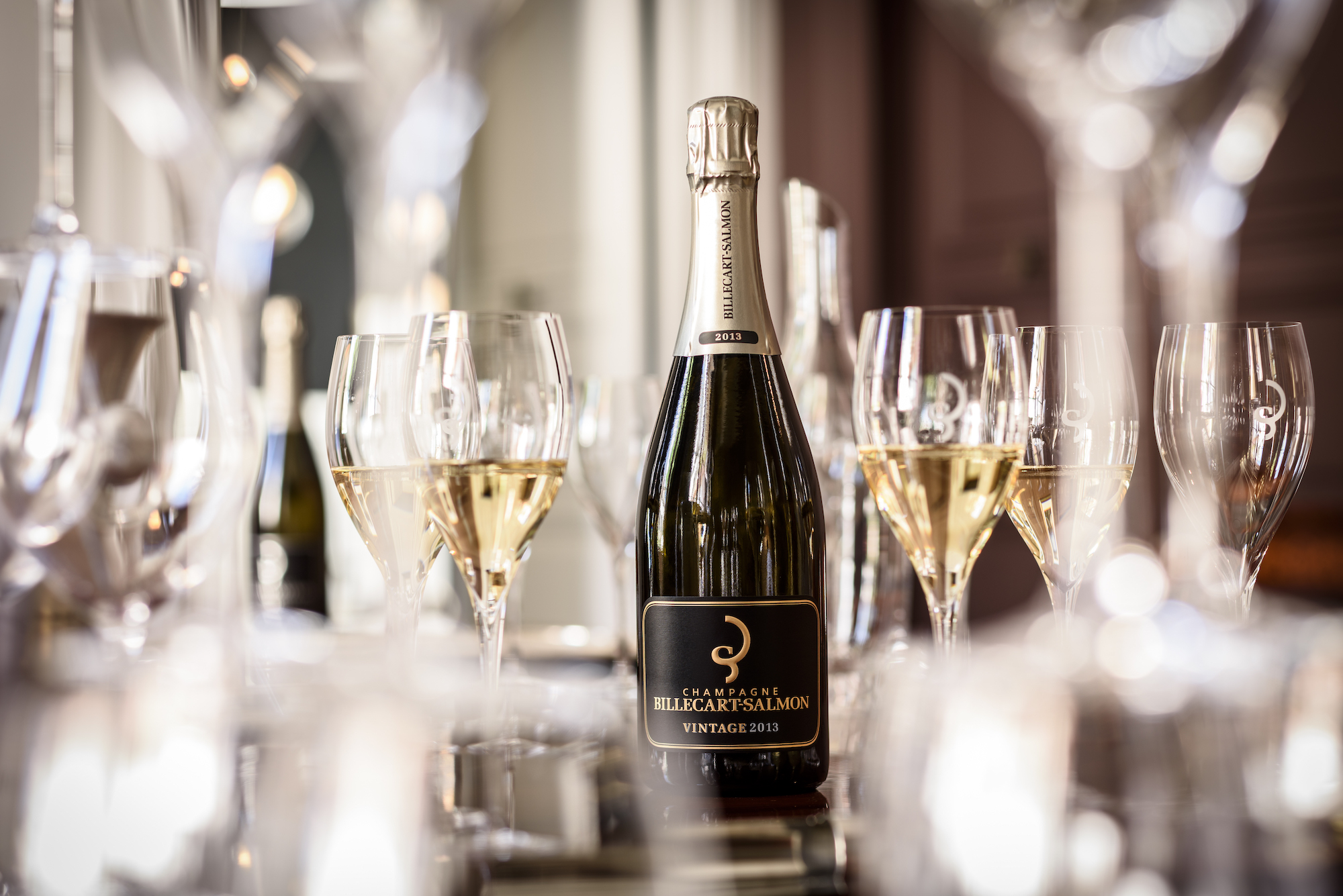 Billecart-Salmon Vintage 2013 mit gefüllten Champagnergläsern